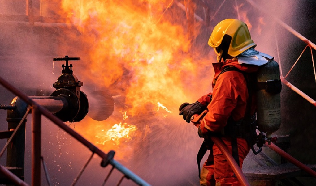 Bennégett a saját házában!